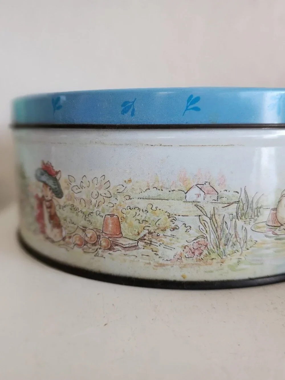 Frederick Warne & Co World of Beatrix Potter Peter Rabbit Round Cookie Tin 1992